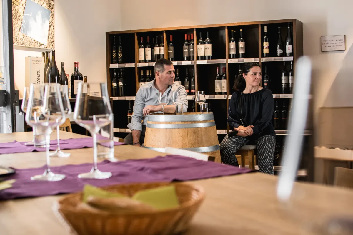 Weinverkostung Salzburg in einer versteckten Weinbar