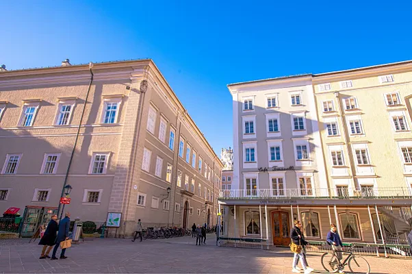 In the middle of the shopping street: Why you should not miss the historic Sebastiansfriedhof
