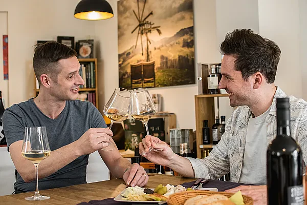Weinverkostung Salzburg in einer versteckten Weinbar